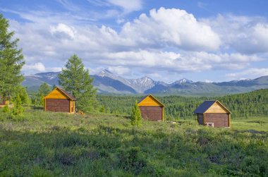Rusya'da Altay yüksek dağların arka plan karşı taiga dinlenme evi