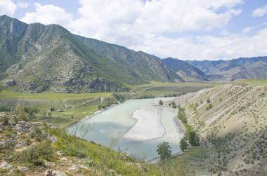 Rusya'da Altay'da Dağlar arasında Chuya Nehri ve Katun Nehri'nin peyzaj birleşimi