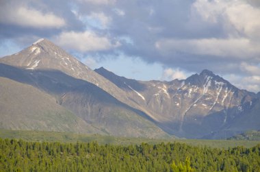 Rusya'da Altay yüksek dağların arka plan karşı taiga Manzara