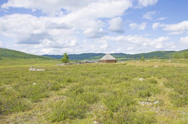 Rusya'da Altay yüksek dağların arka plan karşı taiga dinlenme evi