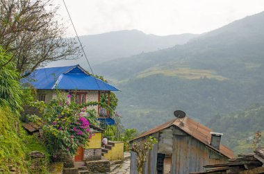 Nepal Himalayaları 'nın dağlarındaki manzara evi