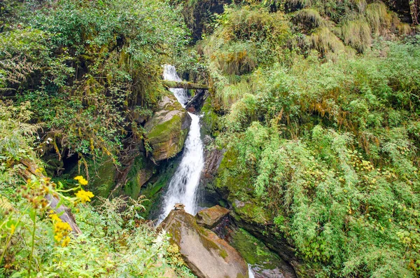 喜马拉雅山瀑布尼泊尔美丽的风景 — 图库照片