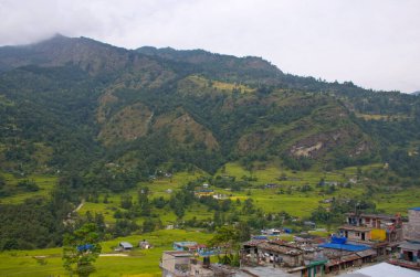 Nepal Himalayaları 'nın dağlarındaki köy turistler için yürüyüşe çıktı.