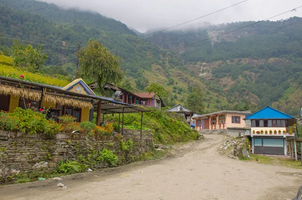 Falu Hegyekben Nepál Himalája Túráztak Turisták — Stock Fotó
