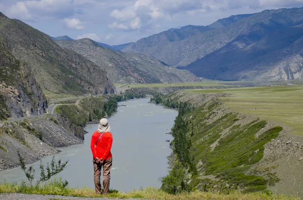 Rusya 'nın Altai dağlarındaki manzara kızı.