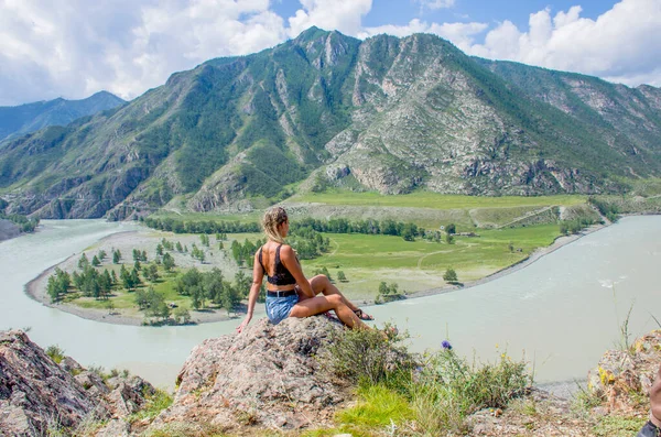 俄罗斯阿尔泰山区的风景女孩 图库图片