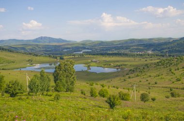 Altai dağlarının etrafındaki mavi göl Yazın güzel manzara