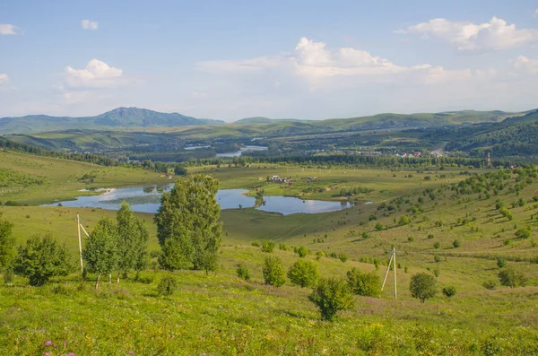 Altai dağlarının etrafındaki mavi göl Yazın güzel manzara