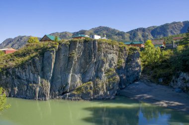 Rusya 'nın Altai Dağı' ndaki dağların arasında dinlenmek için bulunan göl çok güzel bir manzara.