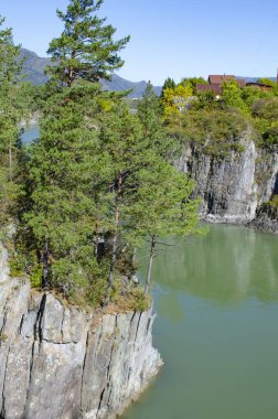 Rusya 'nın Altai Dağı' ndaki dağların arasında dinlenmek için bulunan göl çok güzel bir manzara.