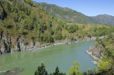 Rusya 'nın Altai Dağı' ndaki dağların arasındaki Chuya Nehri çok güzel bir manzara.