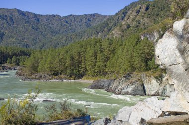 Rusya 'nın Altai Dağı' ndaki dağların arasındaki Chuya Nehri çok güzel bir manzara.