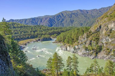 Rusya 'nın Altai Dağı' ndaki dağların arasındaki Chuya Nehri çok güzel bir manzara.