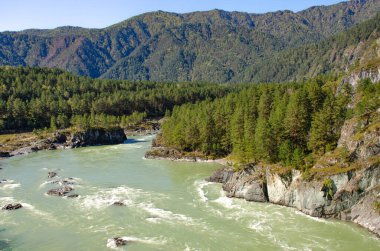 Rusya 'nın Altai Dağı' ndaki dağların arasındaki Chuya Nehri çok güzel bir manzara.