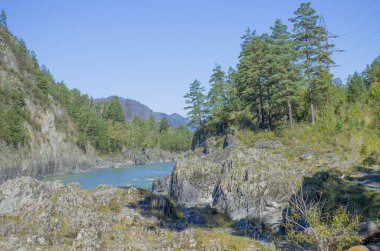 Rusya 'nın Altai Dağı' ndaki dağların arasındaki Chuya Nehri çok güzel bir manzara.