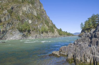 Rusya 'nın Altai Dağı' ndaki dağların arasındaki Chuya Nehri çok güzel bir manzara.