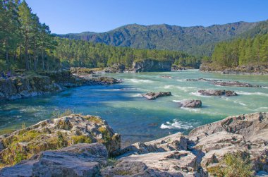 Rusya 'nın Altai Dağı' ndaki dağların arasındaki Chuya Nehri çok güzel bir manzara.
