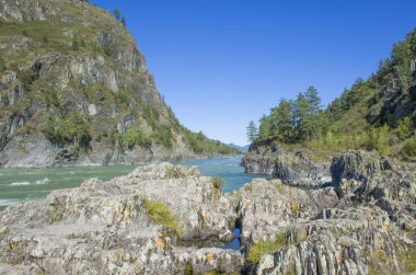 Rusya 'nın Altai Dağı' ndaki dağların arasındaki Chuya Nehri çok güzel bir manzara.