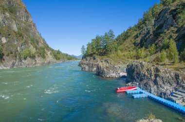 Rusya 'nın Altai Dağı' ndaki dağların arasındaki Chuya Nehri çok güzel bir manzara.