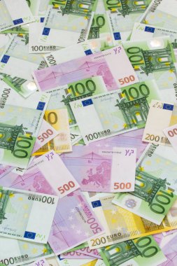 arka plana düzenlenmiş çeşitli euro banknot