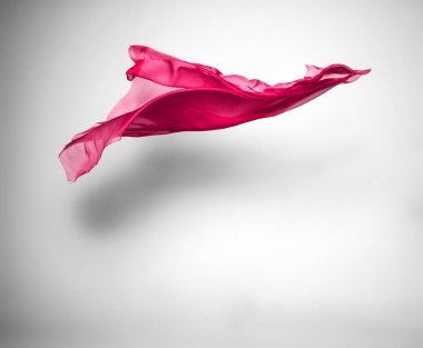 Soyut kırmızı kumaş parçası uçan, yüksek hızlı stüdyo çekimi