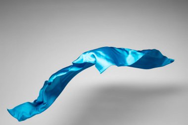 Soyut bir parça gök mavisi uçan, yüksek hızlı stüdyo çekimi