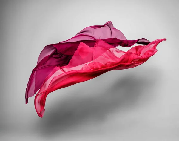 Soyut Kırmızı Kumaş Parçası Uçan Yüksek Hızlı Stüdyo Çekimi — Stok fotoğraf