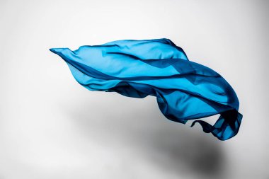 soyut mavi kumaş parçası uçan, yüksek hızlı stüdyo çekimi