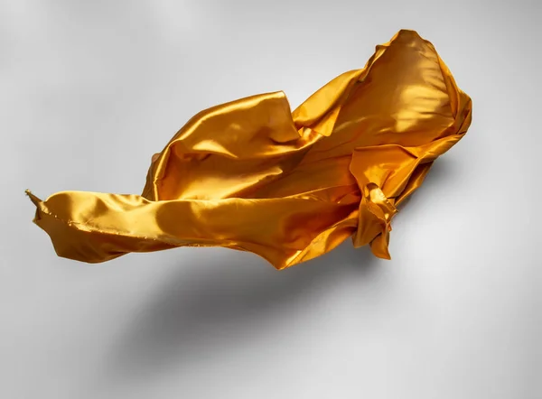 黄色の布が飛んで 高速のスタジオ撮影の抽象的な部分 — ストック写真