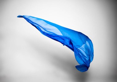 soyut mavi kumaş parçası uçan, yüksek hızlı stüdyo çekimi