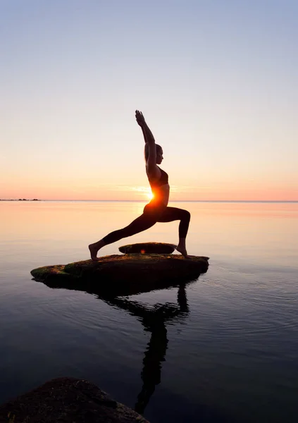 Mujer de fitness caucásica practicando yoga —  Fotos de Stock