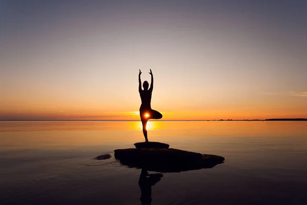 Kaukasiska fitness kvinna praktisera yoga — Stockfoto