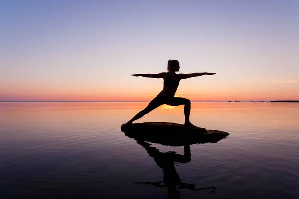 Kaukasische Fitness-Frau praktiziert Yoga — Stockfoto