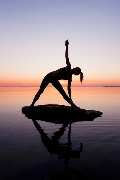 Caucasiano fitness mulher praticando ioga — Fotografia de Stock