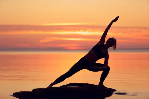 Kaukasische fitness vrouw praktizerende yoga — Stockfoto