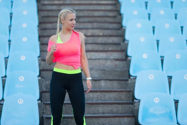 Ung Fitness kvinna står på Stadium — Stockfoto