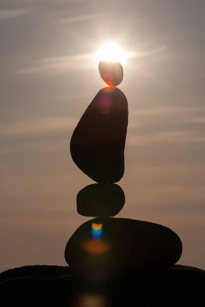 Pedras equilibradas na praia — Fotografia de Stock