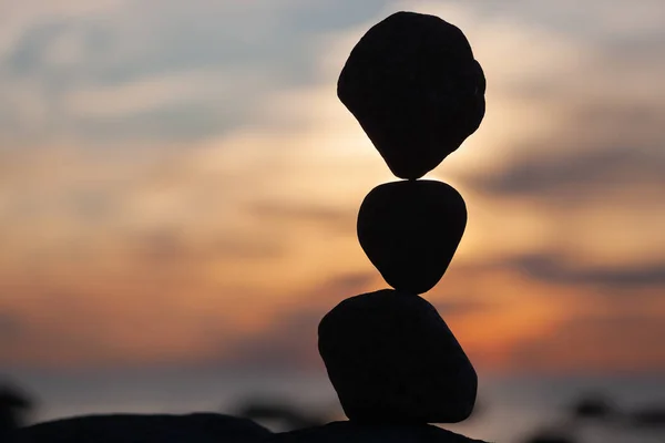 해변에서 균형 잡힌된 돌 — 스톡 사진
