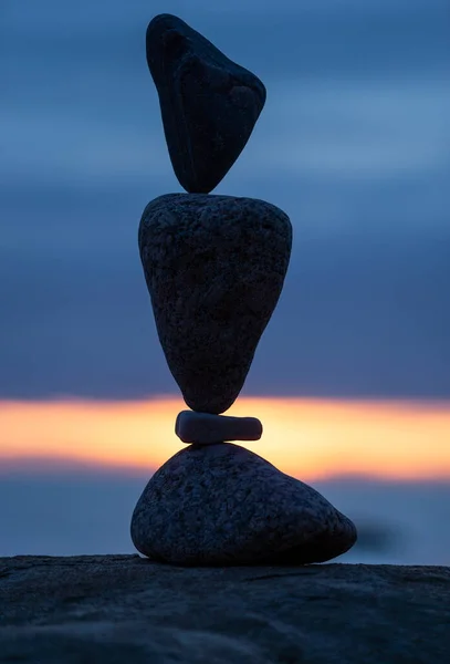 Evenwichtige stenen op het strand — Stockfoto