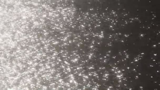 soleil réfléchissant de la surface de l'eau, scène d'été sereine 