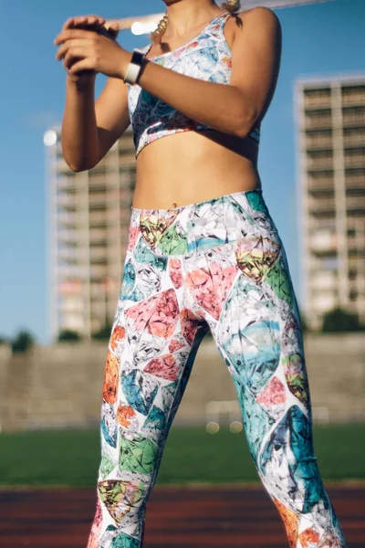 Jonge fitness vrouw staat in stadion — Stockfoto