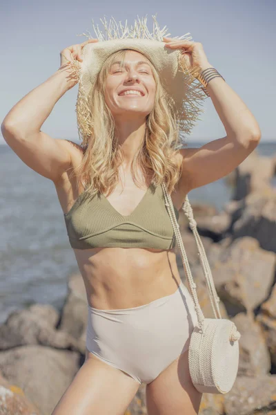 Ajuste mulher loira caucasiana desfrutando do sol em um dia de verão, estilo de moda praia — Fotografia de Stock