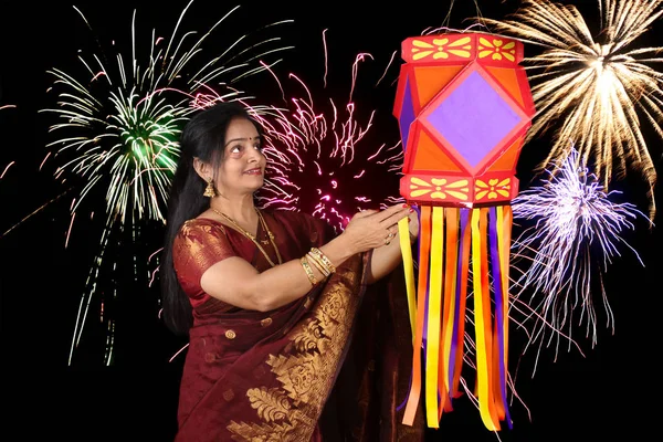 Indisk Kvinna Som Tittar Traditionella Diwali Lyktan Diwali Indien Bakgrund — Stockfoto