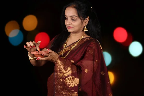 Una Hermosa Mujer India Ocupada Ajustando Llama Lámpara Tradicional Durante —  Fotos de Stock