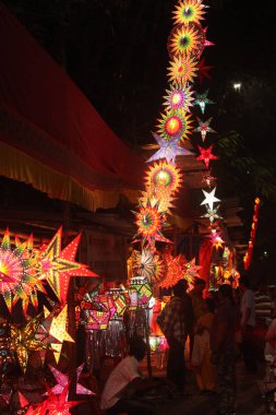 Pune, Hindistan - Kasım 2018: Hint insanlar için Diwali Festivali Hindistan'da geleneksel fenerler için alışveriş.