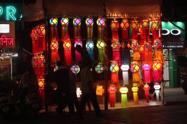 Pune, Hindistan - Kasım 2018: Hint insanlar için Diwali Festivali Hindistan'da geleneksel fenerler için alışveriş.