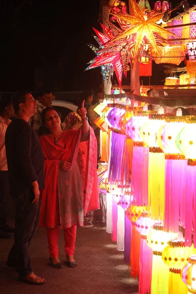 印度浦那 11108年 11月 一对印度夫妇在印度为迪瓦里节购买传统灯笼 — 图库照片