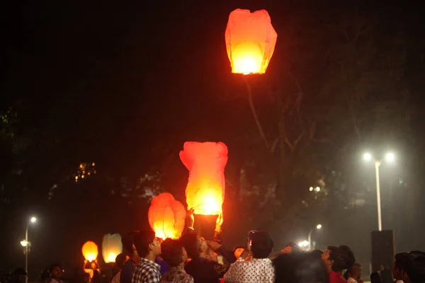 印度浦那 2018年11月 自从中国产品渗透到世界各地以来 中国灯笼也没有放过印度庆祝迪瓦里的方式 人们已经开始使用这些比传统的灯庆祝节日 — 图库照片