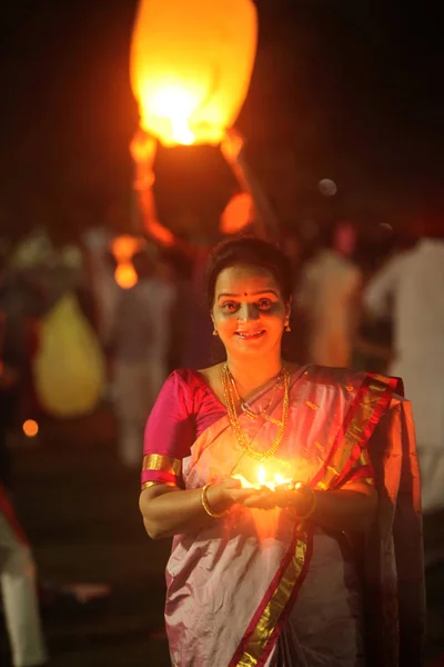 印度浦那 2018年11月 印度日出前举行的迪瓦里节公开庆祝活动时 一名妇女点亮一盏灯 — 图库照片