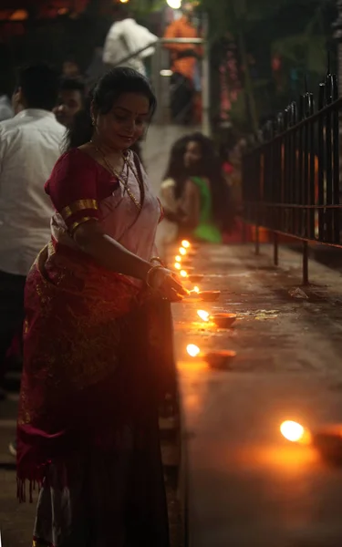 印度浦那 2018年11月 一名妇女在寺庙前点亮灯 许多人聚集在寺庙庆祝迪瓦里 — 图库照片